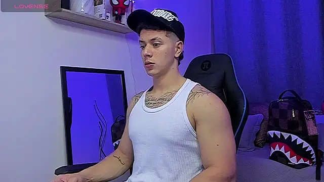 Show modela ASHTON_HILS na web-kameri