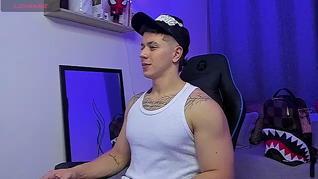 הופעת וובקאם של ASHTON_HILS