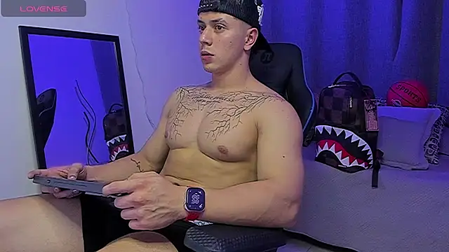ASHTON_HILS Webcam show