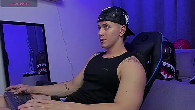ASHTON_HILS webkamerás műsora