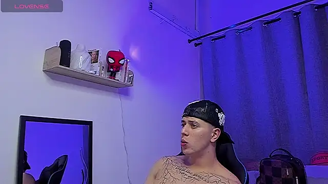 ASHTON_HILS Show Webcam