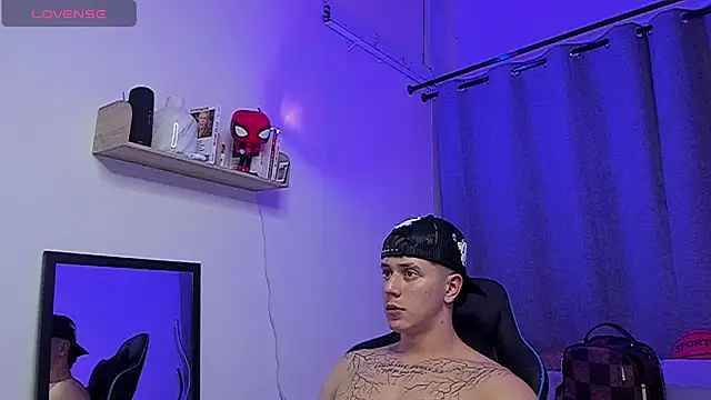 ASHTON_HILS: διαδικτυακό σόου στην κάμερα