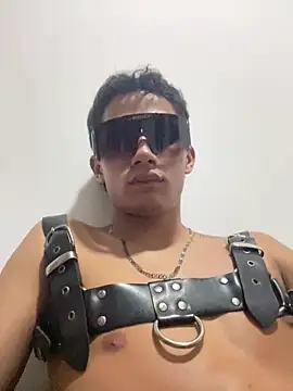 ryanlatiin: διαδικτυακό σόου στην κάμερα