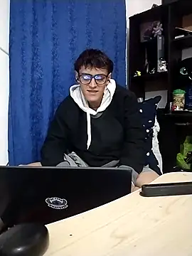 AoA-BoyStudent webkamerás műsora