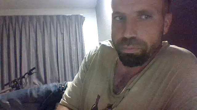 Travis212121 Show in webcam