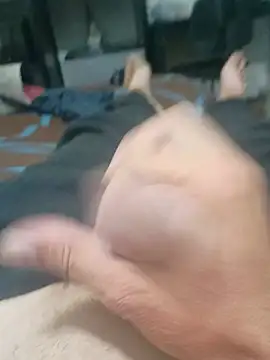 Travis212121: διαδικτυακό σόου στην κάμερα