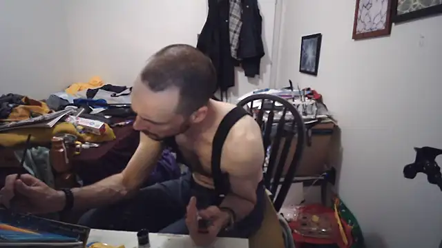 JohnnyMoves Show in webcam