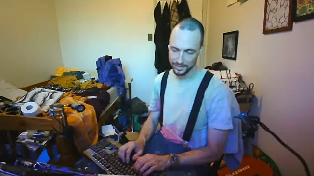 JohnnyMoves' Webcam Show