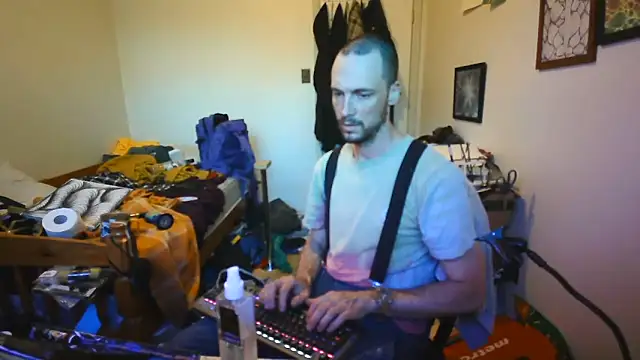 JohnnyMoves Show in webcam