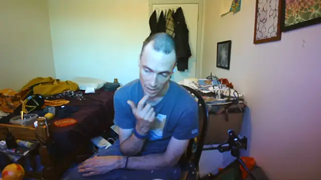 JohnnyMoves webkamerás műsora