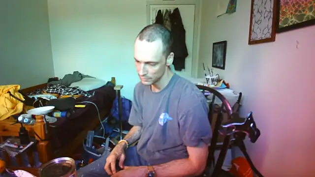 JohnnyMoves Show in webcam