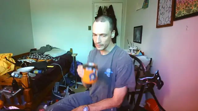 JohnnyMoves Show in webcam