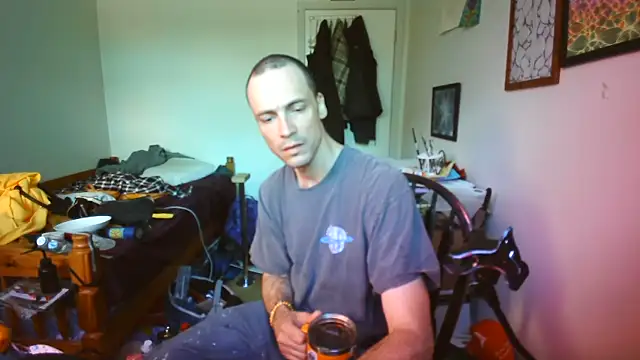 JohnnyMoves Show in webcam