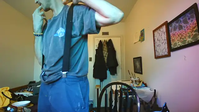 JohnnyMoves Show in webcam