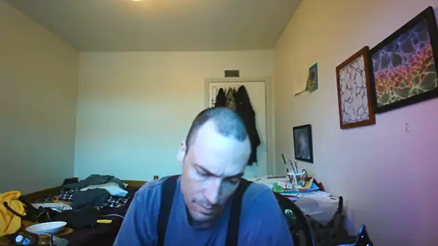 JohnnyMoves Show in webcam