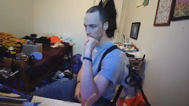 JohnnyMoves Show in webcam