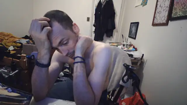 JohnnyMoves Show in webcam