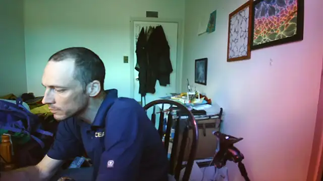 JohnnyMoves Show in webcam