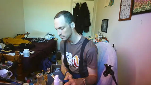 JohnnyMoves webkamerás műsora