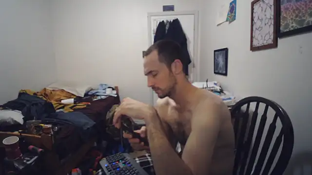 JohnnyMoves Show in webcam