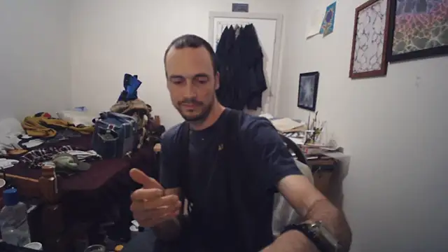 JohnnyMoves webkamerás műsora