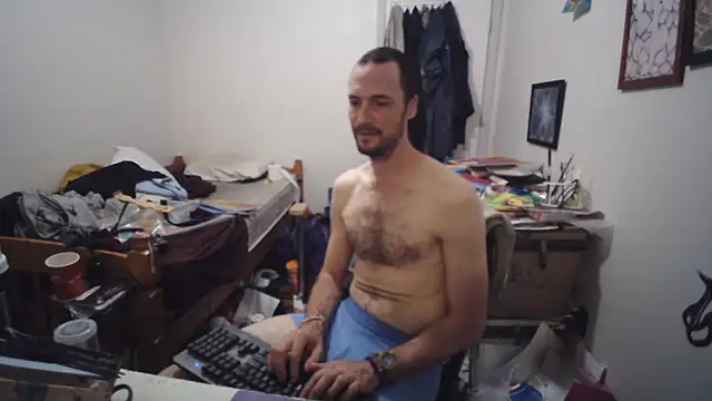 JohnnyMoves Show in webcam