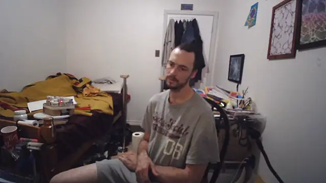 JohnnyMoves Show in webcam