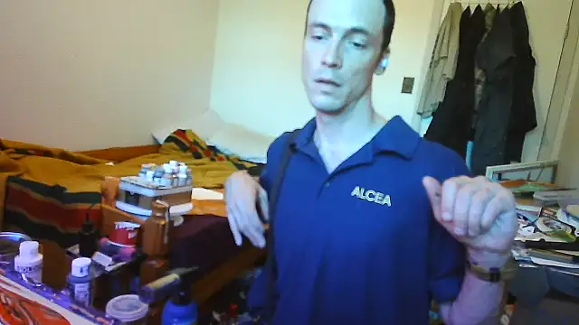 JohnnyMoves: διαδικτυακό σόου στην κάμερα