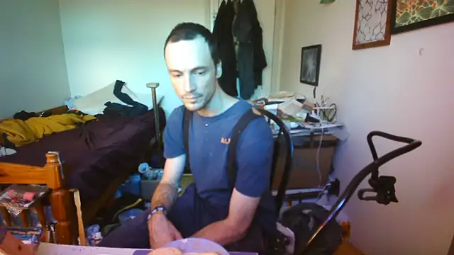 JohnnyMoves Show in webcam