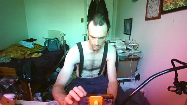JohnnyMoves Show in webcam