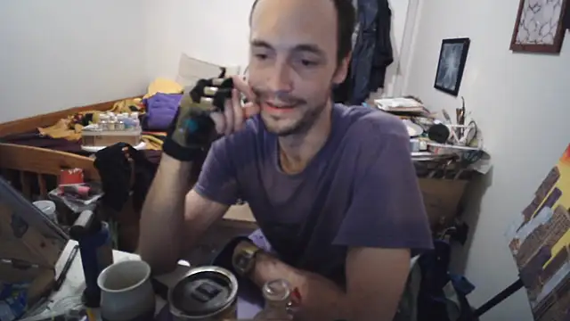הופעת וובקאם של JohnnyMoves