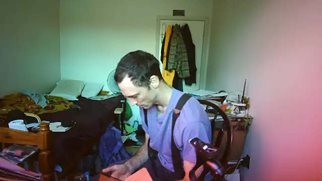 JohnnyMoves Show in webcam