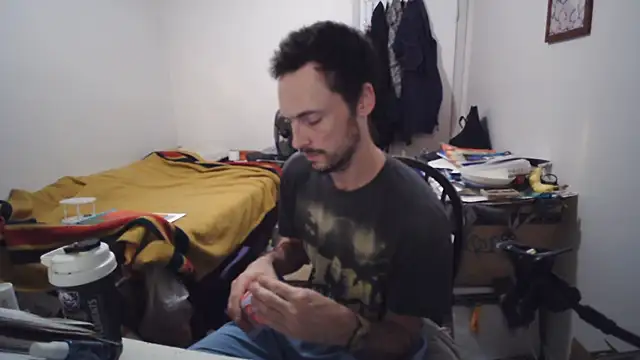 JohnnyMoves Show in webcam