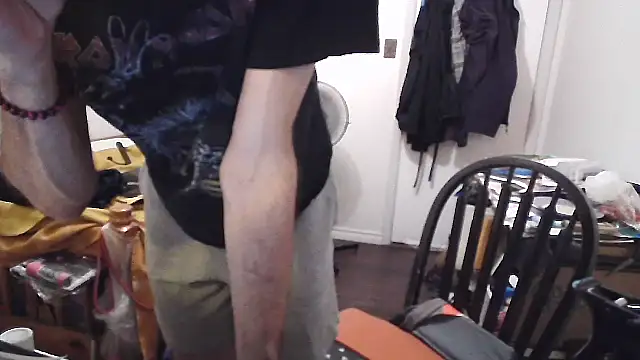 JohnnyMoves Show in webcam