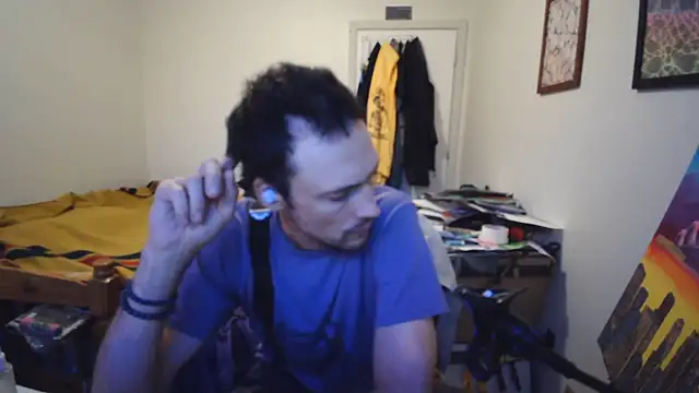 הופעת וובקאם של JohnnyMoves