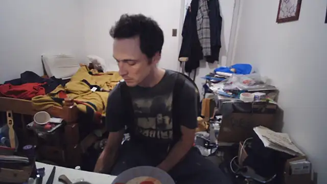 JohnnyMoves Show in webcam