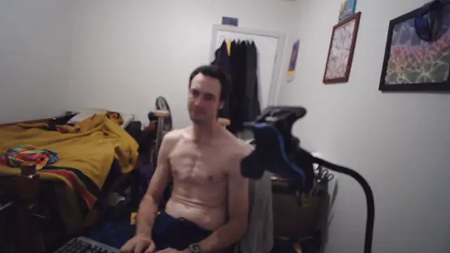 הופעת וובקאם של JohnnyMoves