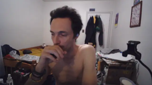 JohnnyMoves Show in webcam