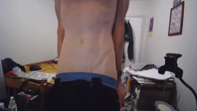 JohnnyMoves Show in webcam