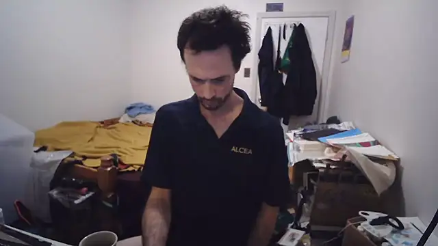 JohnnyMoves Show in webcam