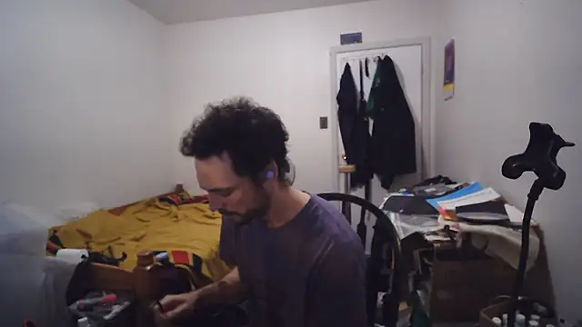 JohnnyMoves Show in webcam