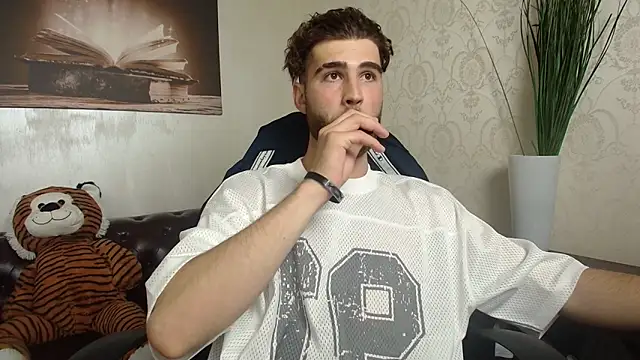 KyloEast Webcam Show