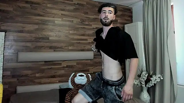 KyloEast Pertunjukan Webcam