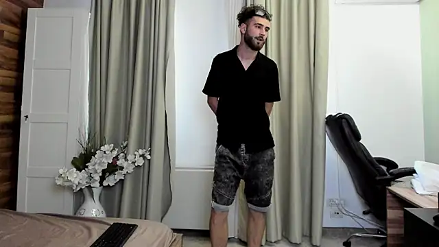 KyloEast Webcam show
