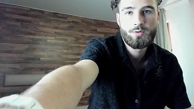 KyloEast Pertunjukan Webcam