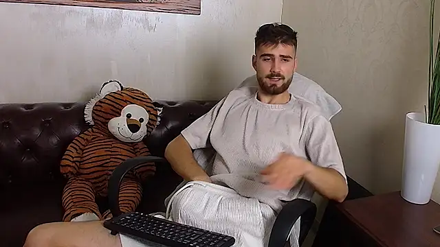 KyloEast Webcam show