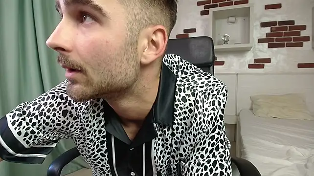 KyloEast Webcam show