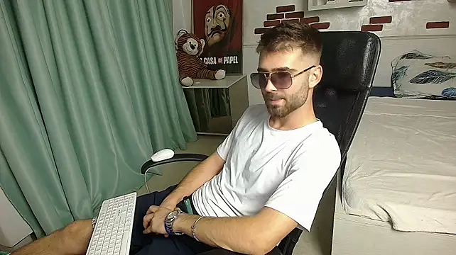 KyloEast Webcam show