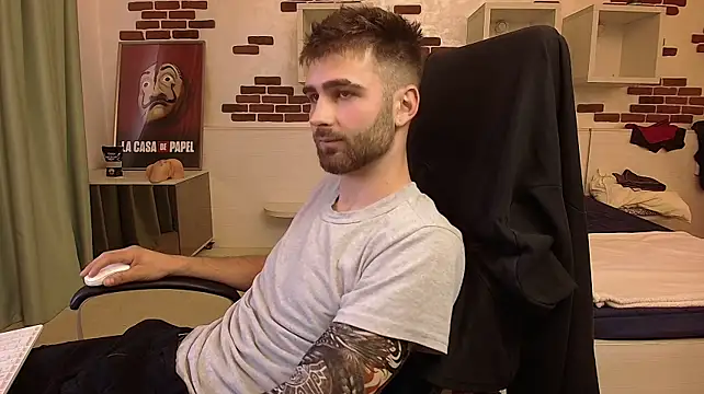 KyloEast Pertunjukan Webcam