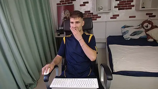 KyloEast Webcam show